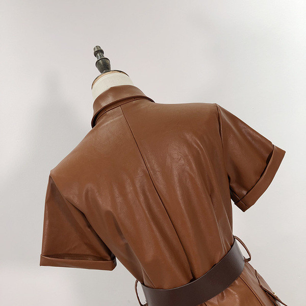 Eko bőrből készült modern női ruha barna színben, övvel