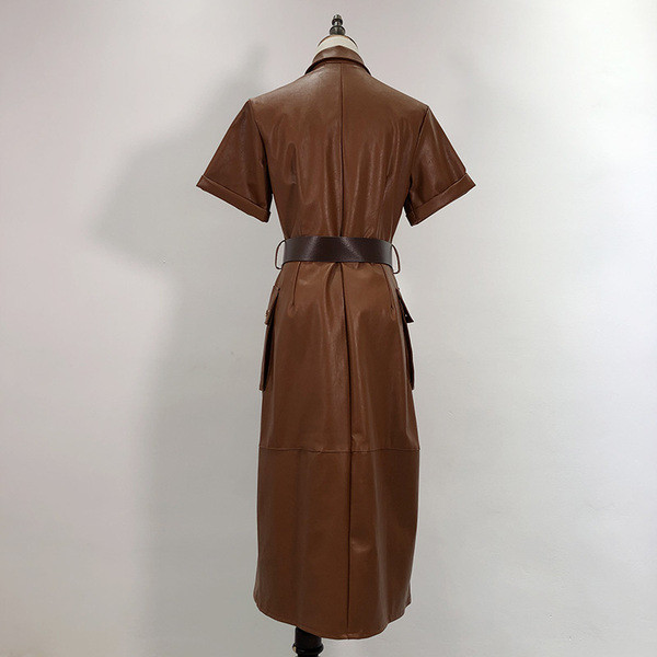 Eko bőrből készült modern női ruha barna színben, övvel