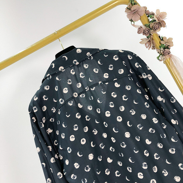 Casual φαρδιά γυναικεία μπλούζα με κουμπιά σε σκούρο χρώμα με χρωματιστό μοτίβο 