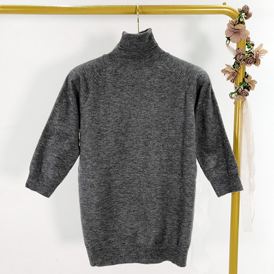 Rövid kötött pulóver pólógallérral és 3/4-es ujjakkal