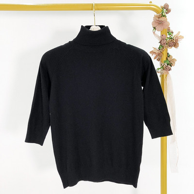 Rövid kötött pulóver pólógallérral és 3/4-es ujjakkal