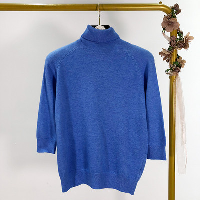 Rövid kötött pulóver pólógallérral és 3/4-es ujjakkal