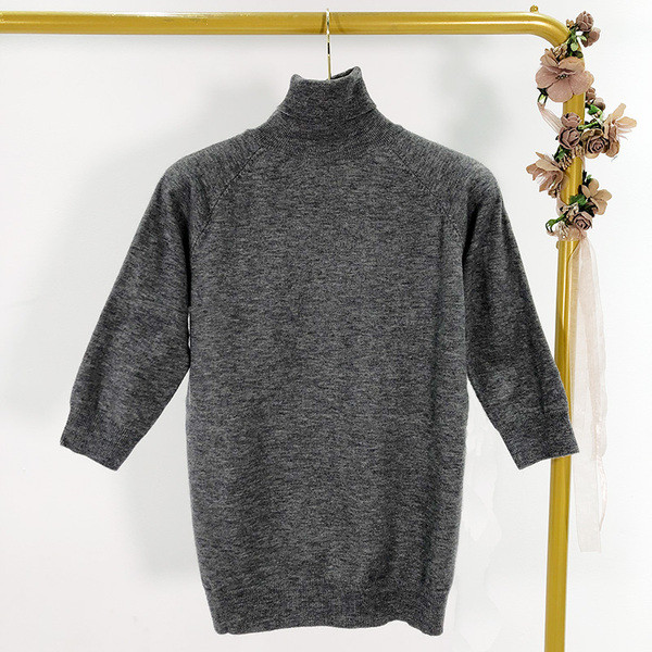 Rövid kötött pulóver pólógallérral és 3/4-es ujjakkal