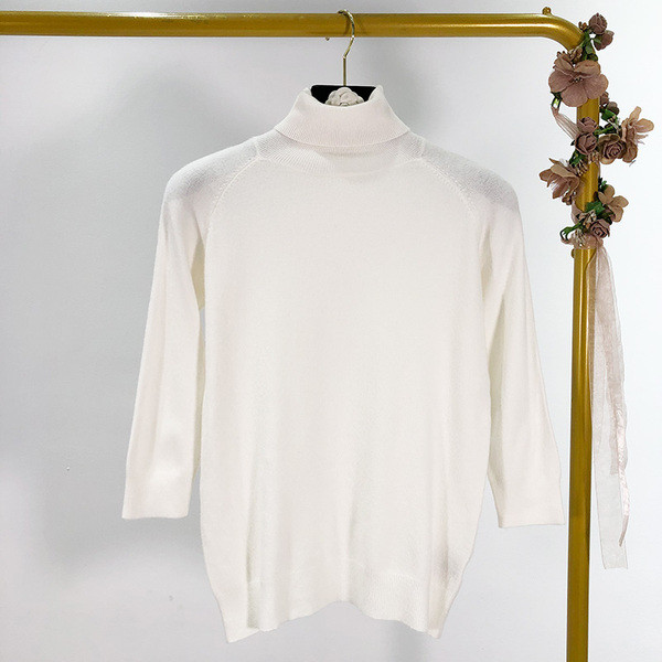 Rövid kötött pulóver pólógallérral és 3/4-es ujjakkal