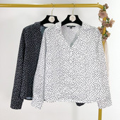 Alkalmi női ing spitz nyakkivágással és gombokkal fehér és fekete színben