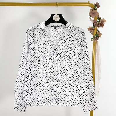 Alkalmi női ing spitz nyakkivágással és gombokkal fehér és fekete színben