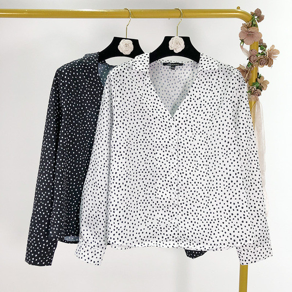 Alkalmi női ing spitz nyakkivágással és gombokkal fehér és fekete színben