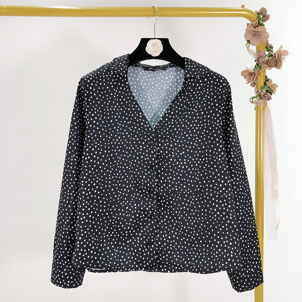 Alkalmi női ing spitz nyakkivágással és gombokkal fehér és fekete színben