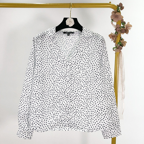 Alkalmi női ing spitz nyakkivágással és gombokkal fehér és fekete színben