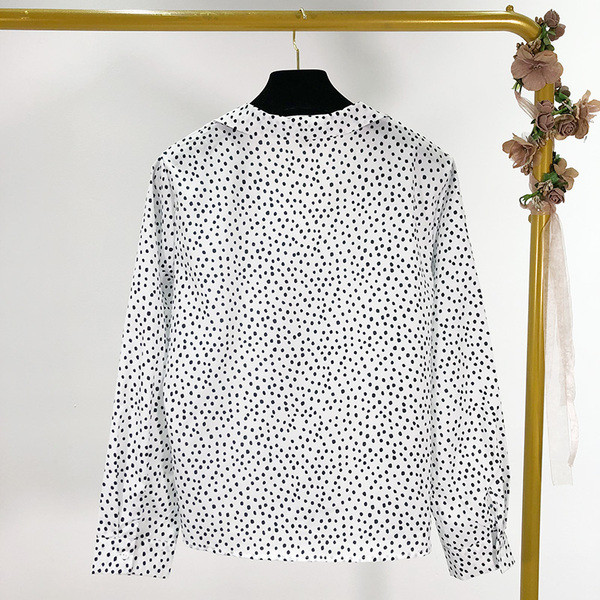 Alkalmi női ing spitz nyakkivágással és gombokkal fehér és fekete színben