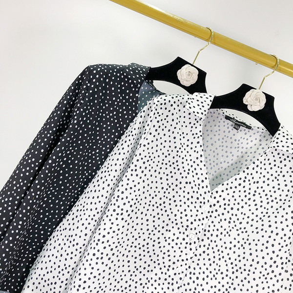 Alkalmi női ing spitz nyakkivágással és gombokkal fehér és fekete színben