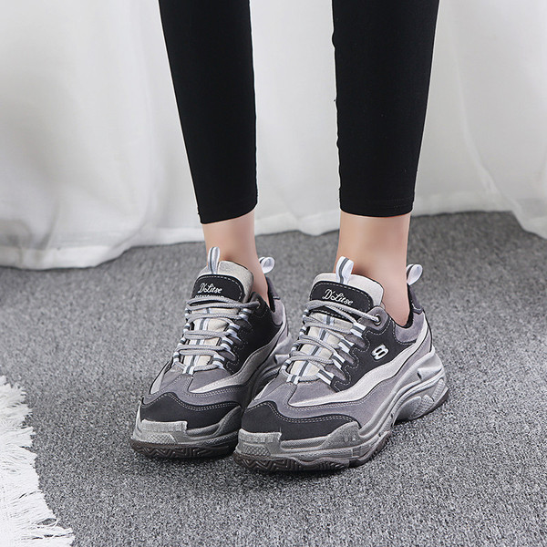 Αθλητικά casual γυναικεία παπούτσια με στρογγυλή σόλα σε γκρι και μαύρο χρώμα