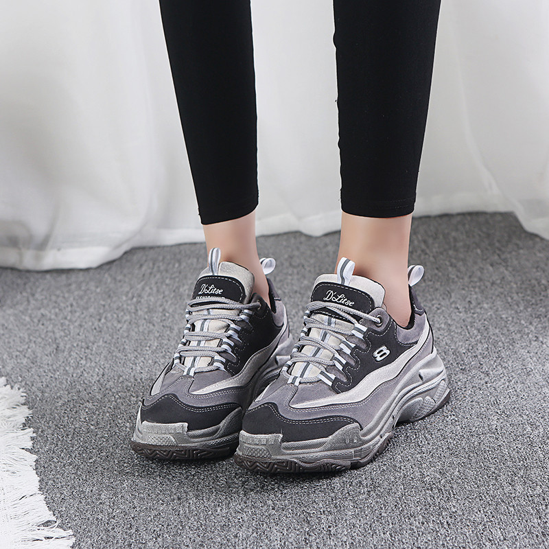 Αθλητικά casual γυναικεία παπούτσια με στρογγυλή σόλα σε γκρι και μαύρο χρώμα