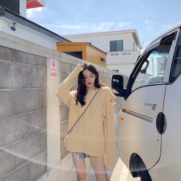 Μοντέρνα γυναικεία μπλούζα σε δύο χρώματα με στρογγυλη λαιμόκοψη