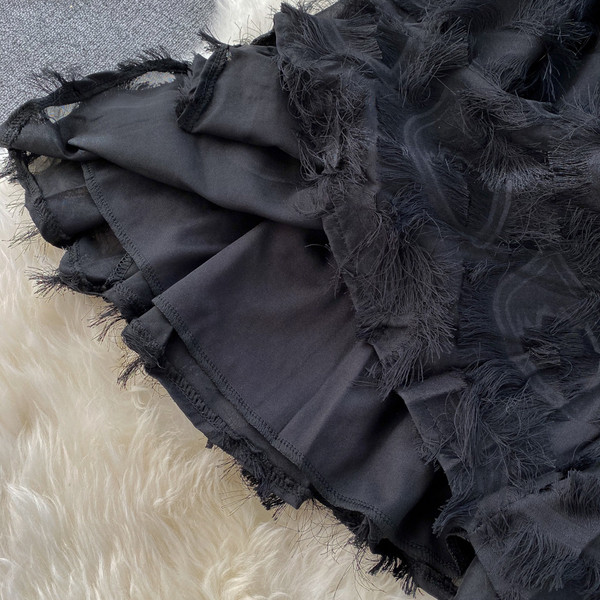 Modern női ruha vékony pántokkal, fekete színben