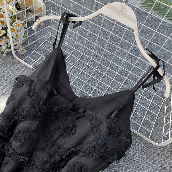 Modern női ruha vékony pántokkal, fekete színben