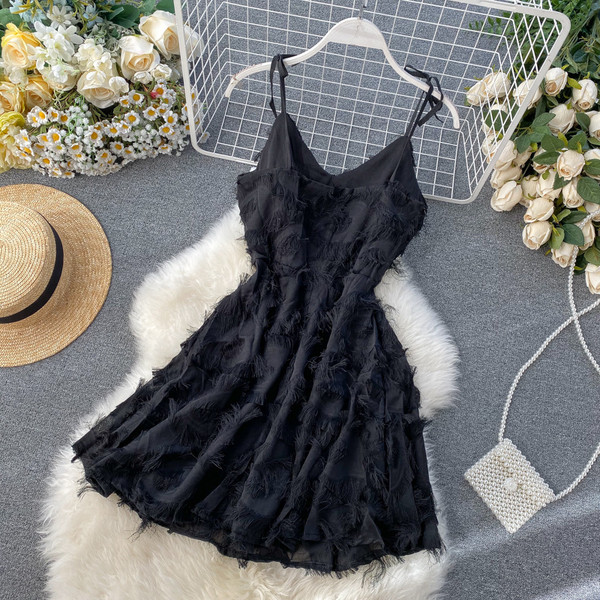 Modern női ruha vékony pántokkal, fekete színben