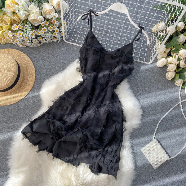 Modern női ruha vékony pántokkal, fekete színben