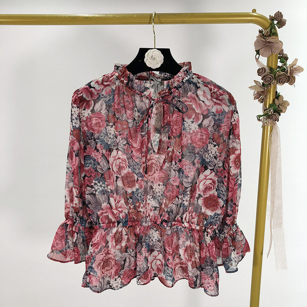 Női sifon blúz virágmintával és spitz nyakkivágással