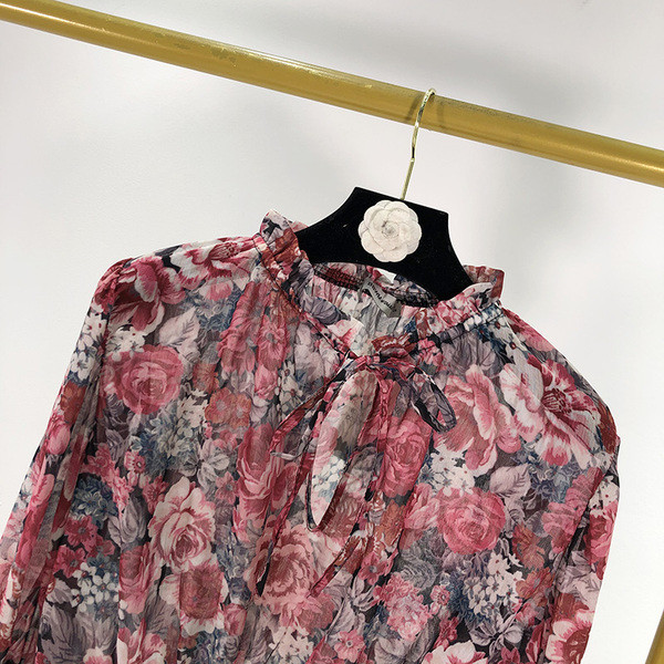 Női sifon blúz virágmintával és spitz nyakkivágással