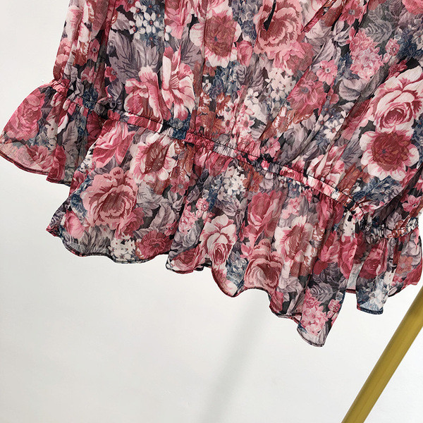 Női sifon blúz virágmintával és spitz nyakkivágással