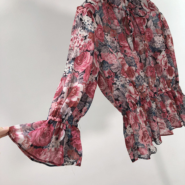 Női sifon blúz virágmintával és spitz nyakkivágással