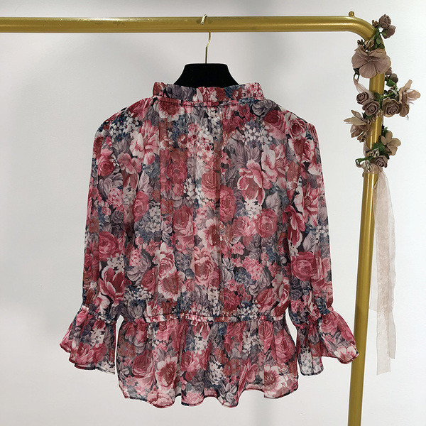 Női sifon blúz virágmintával és spitz nyakkivágással