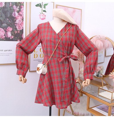 Modern női kockás ruha spitz nyakkivágással és hosszú ujjakkal