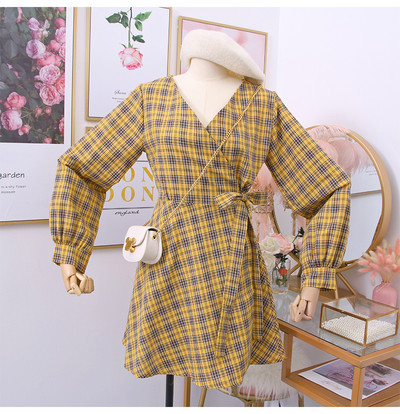 Modern női kockás ruha spitz nyakkivágással és hosszú ujjakkal