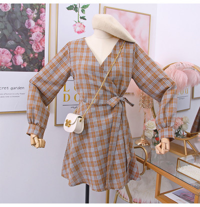 Modern női kockás ruha spitz nyakkivágással és hosszú ujjakkal