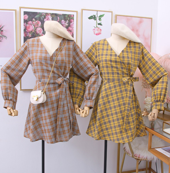 Modern női kockás ruha spitz nyakkivágással és hosszú ujjakkal