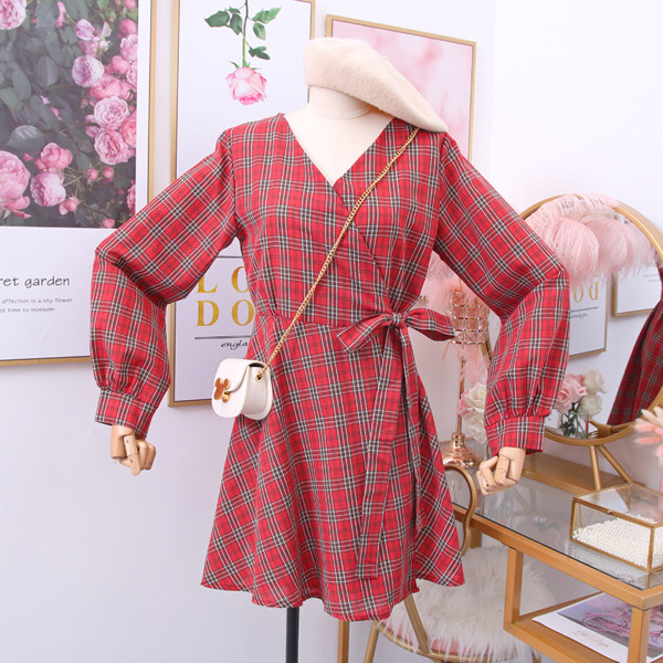 Modern női kockás ruha spitz nyakkivágással és hosszú ujjakkal