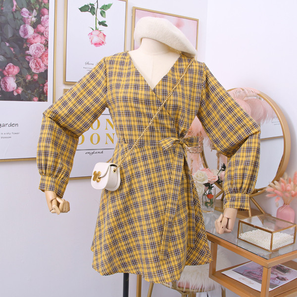 Modern női kockás ruha spitz nyakkivágással és hosszú ujjakkal