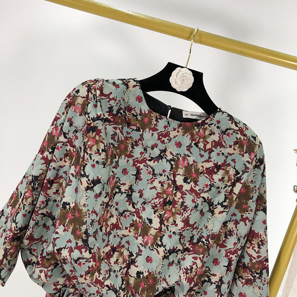 Rövid, hétköznapi ruha virágmintával, elasztikus derékkal