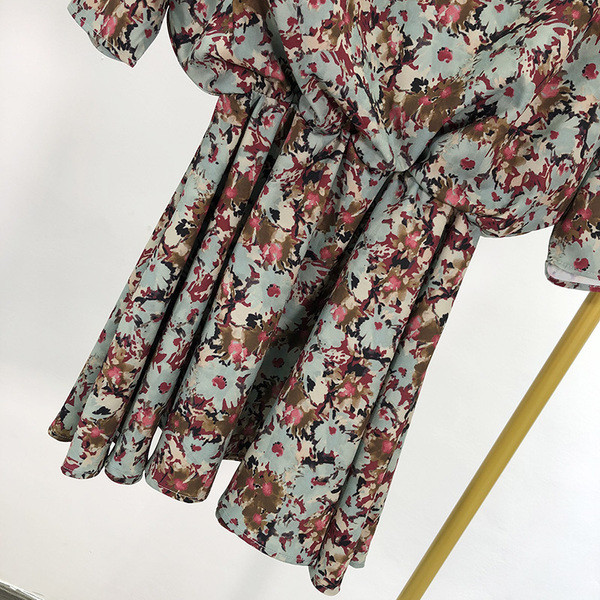 Rövid, hétköznapi ruha virágmintával, elasztikus derékkal