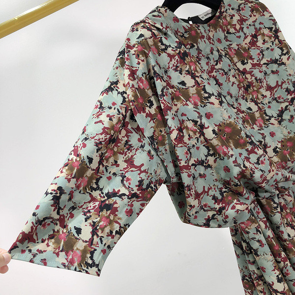 Rövid, hétköznapi ruha virágmintával, elasztikus derékkal