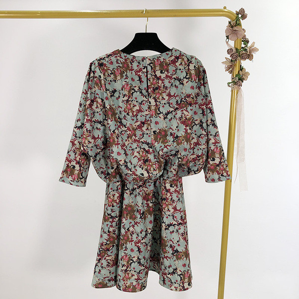 Rövid, hétköznapi ruha virágmintával, elasztikus derékkal