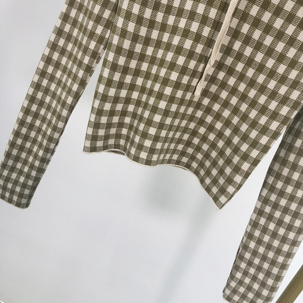 Női testhezálló kockás blúz nyakkivágással