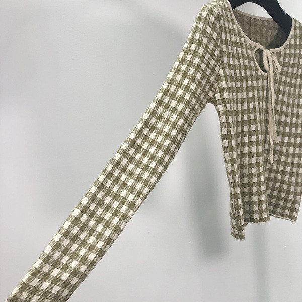 Női testhezálló kockás blúz nyakkivágással