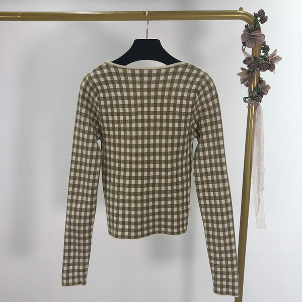 Női testhezálló kockás blúz nyakkivágással