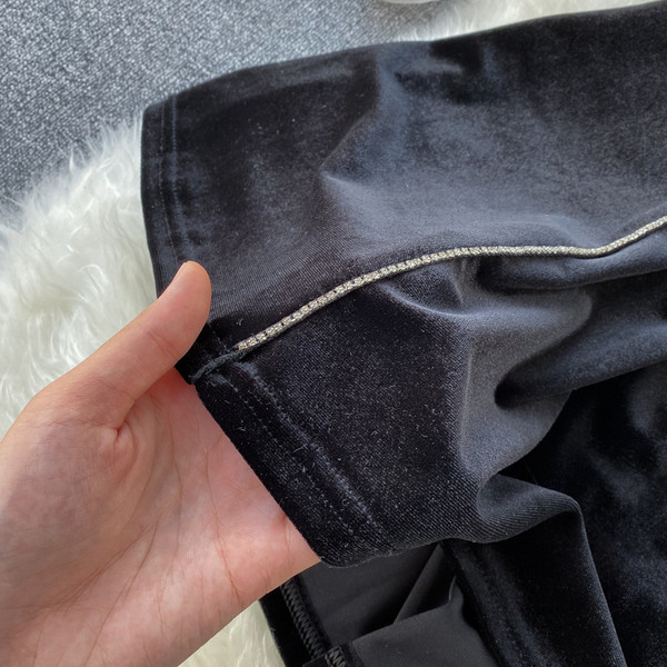 Modern női ruha ökobársonyból fekete szalaggal