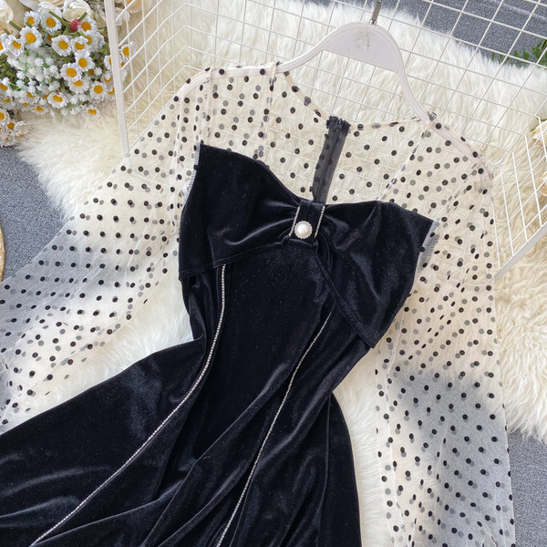 Modern női ruha ökobársonyból fekete szalaggal