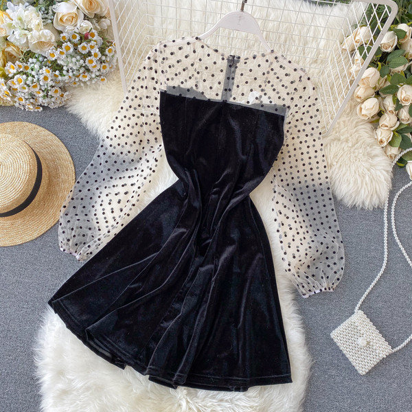 Modern női ruha ökobársonyból fekete szalaggal