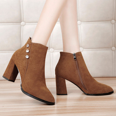 Elegáns női csizma cipzárral és kövekkel fekete és barna színben