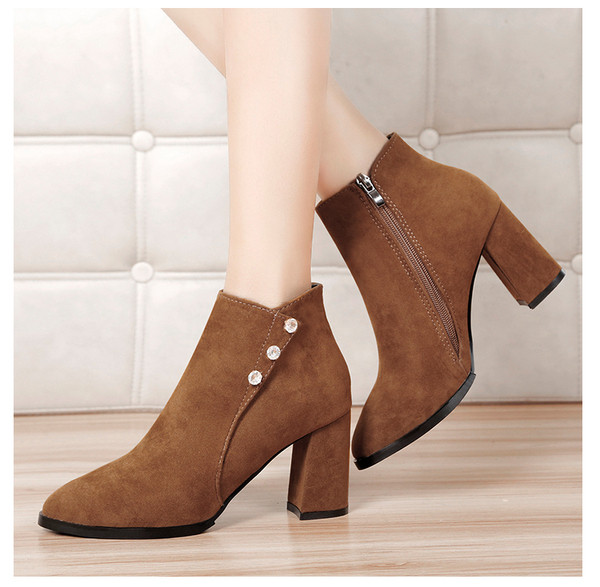 Elegáns női csizma cipzárral és kövekkel fekete és barna színben