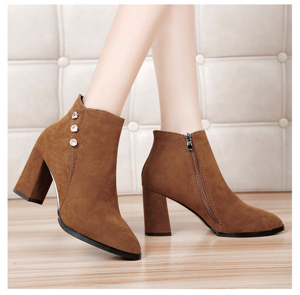 Elegáns női csizma cipzárral és kövekkel fekete és barna színben