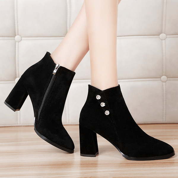 Elegáns női csizma cipzárral és kövekkel fekete és barna színben