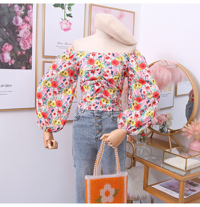 Μοντέρνα γυναικεία μπλούζα με floral μοτίβα και neckline