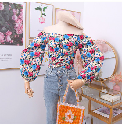 Μοντέρνα γυναικεία μπλούζα με floral μοτίβα και neckline