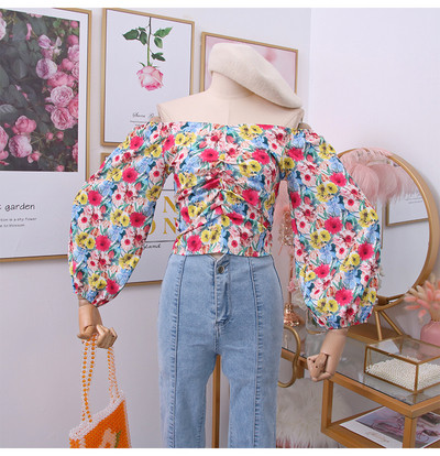 Μοντέρνα γυναικεία μπλούζα με floral μοτίβα και neckline